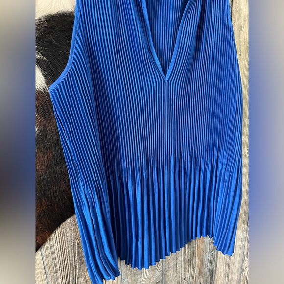 Banana Republic size small petite royal blue pleated sleeveless blouse - Picture 2 of 5